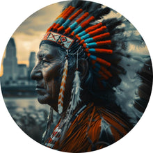 Lade das Bild in den Galerie-Viewer, Aluminiumbild gebürstet Porträt eines Indianers vor moderner Skyline Kreis