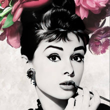 Lade das Bild in den Galerie-Viewer, Poster Portrait Audrey Hepburn mit Blüten Quadrat