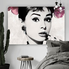 Lade das Bild in den Galerie-Viewer, Spannrahmenbild Portrait Audrey Hepburn mit Blüten Querformat