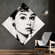Lade das Bild in den Galerie-Viewer, Acrylglasbild Portrait Audrey Hepburn mit Blüten Raute