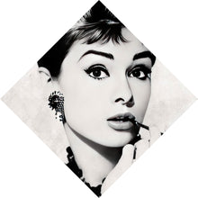 Lade das Bild in den Galerie-Viewer, Poster Portrait Audrey Hepburn mit Blüten Raute