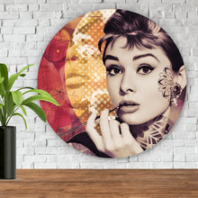 Lade das Bild in den Galerie-Viewer, Aluminiumbild gebürstet Portrait Audrey Hepburn Retro Kreis