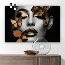 Lade das Bild in den Galerie-Viewer, Poster Portrait einer Frau mit goldenen Schmetterlingen Querformat