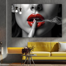 Lade das Bild in den Galerie-Viewer, Spannrahmenbild Rauchige rote Lippen Querformat