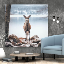 Lade das Bild in den Galerie-Viewer, Poster Rehe am ruhigen Seeufer betrachten Quadrat
