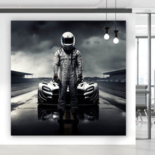 Lade das Bild in den Galerie-Viewer, Poster Rennfahrer vor Auto auf nasser Rennstrecke Quadrat