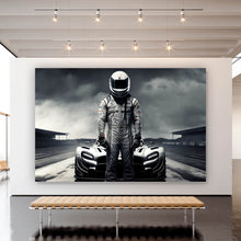 Lade das Bild in den Galerie-Viewer, Aluminiumbild gebürstet Rennfahrer vor Auto auf nasser Rennstrecke Querformat