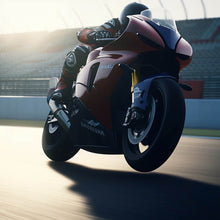 Lade das Bild in den Galerie-Viewer, Spannrahmenbild Rennmotorrad bei Sonnenuntergang auf Rennstrecke Quadrat