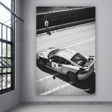 Lade das Bild in den Galerie-Viewer, Poster Rennwagen auf Rennstrecke Hochformat