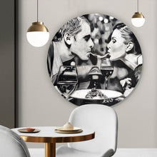 Lade das Bild in den Galerie-Viewer, Aluminiumbild gebürstet Romantisches Abendessen Paar teilt Spaghetti Kreis