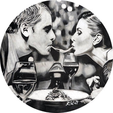 Lade das Bild in den Galerie-Viewer, Aluminiumbild gebürstet Romantisches Abendessen Paar teilt Spaghetti Kreis