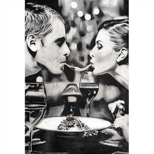 Lade das Bild in den Galerie-Viewer, Spannrahmenbild Romantisches Abendessen Paar teilt Spaghetti Hochformat