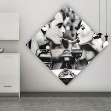 Lade das Bild in den Galerie-Viewer, Aluminiumbild gebürstet Romantisches Abendessen Paar teilt Spaghetti Raute