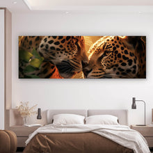 Lade das Bild in den Galerie-Viewer, Aluminiumbild gebürstet Romantisches Leoparden Paar Panorama