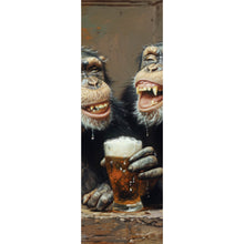 Lade das Bild in den Galerie-Viewer, Poster Schimpansen feiern gesellig mit Bier Panorama Hoch