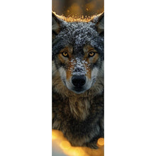 Lade das Bild in den Galerie-Viewer, Leinwandbild Schnee bedeckter Wolf mit intensiven Augen No.2 Panorama Hoch