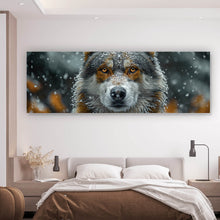 Lade das Bild in den Galerie-Viewer, Aluminiumbild Schnee bedeckter Wolf mit intensiven Augen Panorama