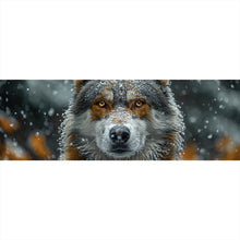 Lade das Bild in den Galerie-Viewer, Acrylglasbild Schnee bedeckter Wolf mit intensiven Augen Panorama