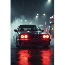 Lade das Bild in den Galerie-Viewer, Leinwandbild Schwarzes Auto fährt durch Regen bei Nacht Hochformat