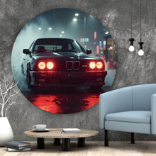 Lade das Bild in den Galerie-Viewer, Aluminiumbild gebürstet Schwarzes Auto fährt durch Regen bei Nacht Kreis