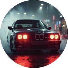 Lade das Bild in den Galerie-Viewer, Aluminiumbild gebürstet Schwarzes Auto fährt durch Regen bei Nacht Kreis