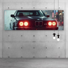 Lade das Bild in den Galerie-Viewer, Leinwandbild Schwarzes Auto fährt durch Regen bei Nacht Panorama