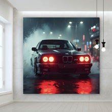 Lade das Bild in den Galerie-Viewer, Aluminiumbild gebürstet Schwarzes Auto fährt durch Regen bei Nacht Quadrat