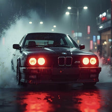 Lade das Bild in den Galerie-Viewer, Poster Schwarzes Auto fährt durch Regen bei Nacht Quadrat