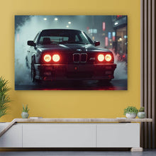 Lade das Bild in den Galerie-Viewer, Aluminiumbild gebürstet Schwarzes Auto fährt durch Regen bei Nacht Querformat