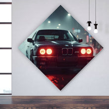 Lade das Bild in den Galerie-Viewer, Aluminiumbild Schwarzes Auto fährt durch Regen bei Nacht Raute