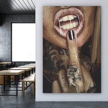 Lade das Bild in den Galerie-Viewer, Spannrahmenbild Sexy Tattoo Girl Mittelfinger Hochformat