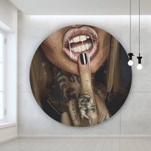 Lade das Bild in den Galerie-Viewer, Aluminiumbild gebürstet Sexy Tattoo Girl Mittelfinger Kreis