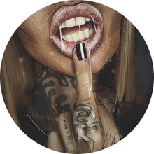 Lade das Bild in den Galerie-Viewer, Aluminiumbild gebürstet Sexy Tattoo Girl Mittelfinger Kreis