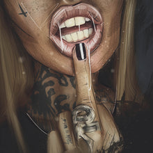 Lade das Bild in den Galerie-Viewer, Aluminiumbild gebürstet Sexy Tattoo Girl Mittelfinger Quadrat