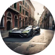 Lade das Bild in den Galerie-Viewer, Aluminiumbild gebürstet Silberner Sportwagen fährt durch historische Stadtstraße Kreis