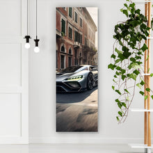 Lade das Bild in den Galerie-Viewer, Aluminiumbild Silberner Sportwagen fährt durch historische Stadtstraße Panorama Hoch