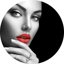 Lade das Bild in den Galerie-Viewer, Aluminiumbild gebürstet Sinnliche Frau mit roten Lippen Kreis