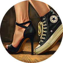 Lade das Bild in den Galerie-Viewer, Aluminiumbild Sneaker und High Heel Kontrast Kreis