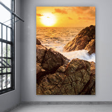 Lade das Bild in den Galerie-Viewer, Poster Sonnenuntergang über felsiger Küstenlandschaft Hochformat