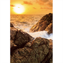 Lade das Bild in den Galerie-Viewer, Poster Sonnenuntergang über felsiger Küstenlandschaft Hochformat