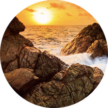 Lade das Bild in den Galerie-Viewer, Aluminiumbild Sonnenuntergang über felsiger Küstenlandschaft Kreis