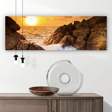 Lade das Bild in den Galerie-Viewer, Poster Sonnenuntergang über felsiger Küstenlandschaft Panorama