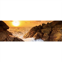Lade das Bild in den Galerie-Viewer, Poster Sonnenuntergang über felsiger Küstenlandschaft Panorama