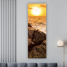 Lade das Bild in den Galerie-Viewer, Aluminiumbild Sonnenuntergang über felsiger Küstenlandschaft Panorama Hoch