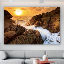 Lade das Bild in den Galerie-Viewer, Poster Sonnenuntergang über felsiger Küstenlandschaft Querformat