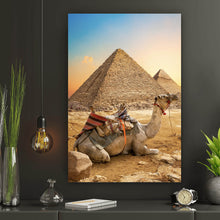 Lade das Bild in den Galerie-Viewer, Leinwandbild Sonnenuntergang über Pyramiden mit ruhendem Kamel Hochformat