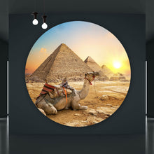 Lade das Bild in den Galerie-Viewer, Aluminiumbild Sonnenuntergang über Pyramiden mit ruhendem Kamel Kreis