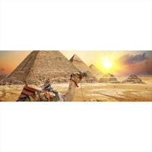 Lade das Bild in den Galerie-Viewer, Spannrahmenbild Sonnenuntergang über Pyramiden mit ruhendem Kamel Panorama