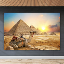 Lade das Bild in den Galerie-Viewer, Aluminiumbild Sonnenuntergang über Pyramiden mit ruhendem Kamel Querformat