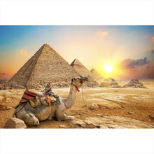 Lade das Bild in den Galerie-Viewer, Spannrahmenbild Sonnenuntergang über Pyramiden mit ruhendem Kamel Querformat